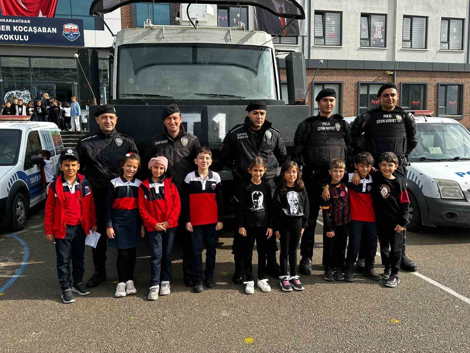 minik-kizin-baskanlik-vaadi-protokol-uyelerini-harekete-gecirdi-6RTgJz5w.jpg