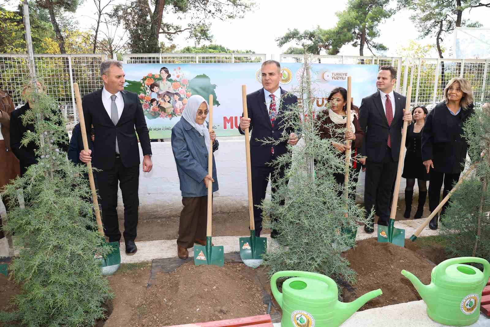 muglada-16-bin-453-ogretmen-icin-16-bin-453-fidan-toprakla-bulusuyor-Ayixqg5f.jpg