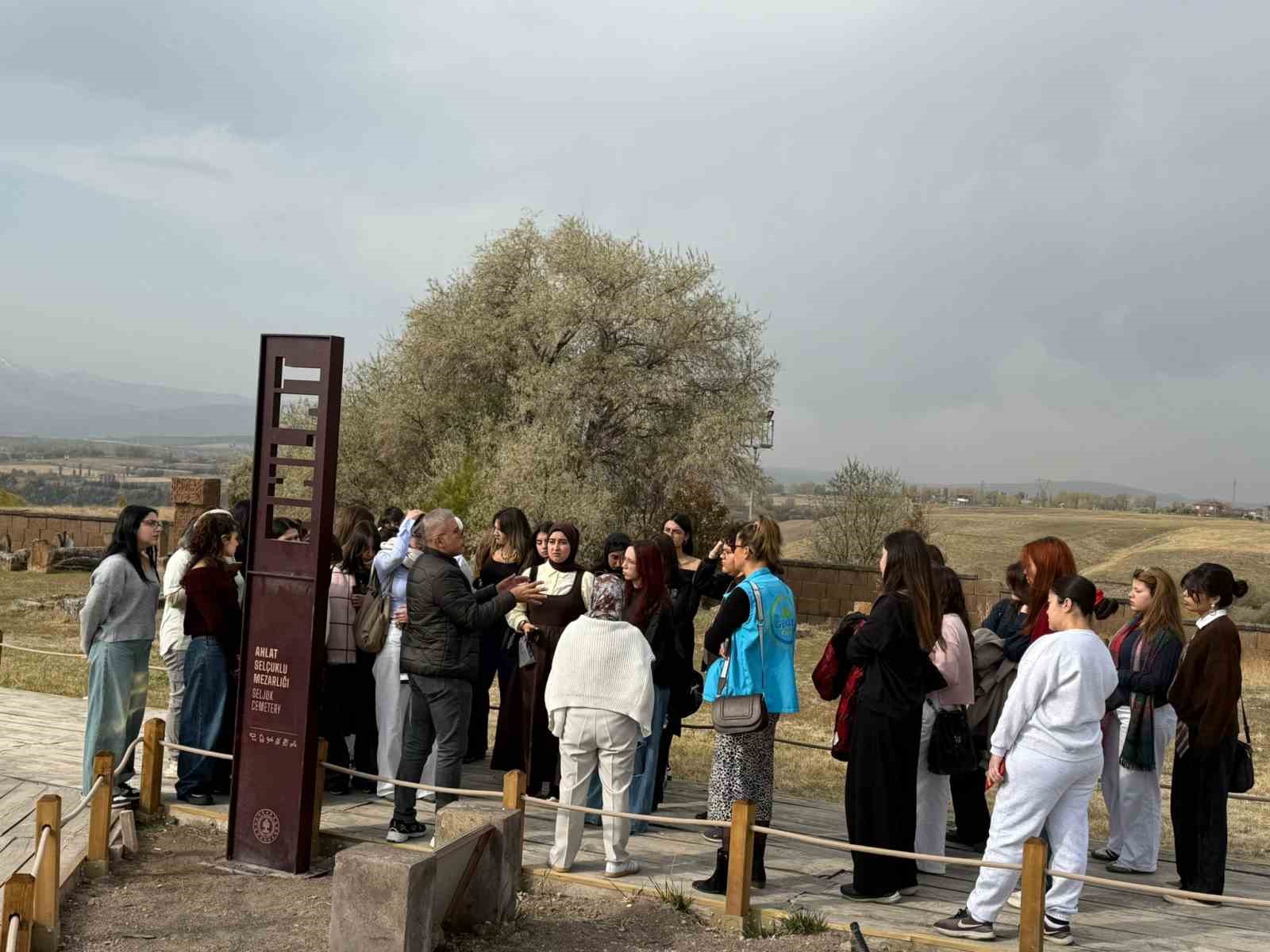 muglali-gencler-medeniyet-tarih-ve-kultur-kampi-ile-bitlis-ve-vani-kesfetti-MwkrHYQ6.jpg