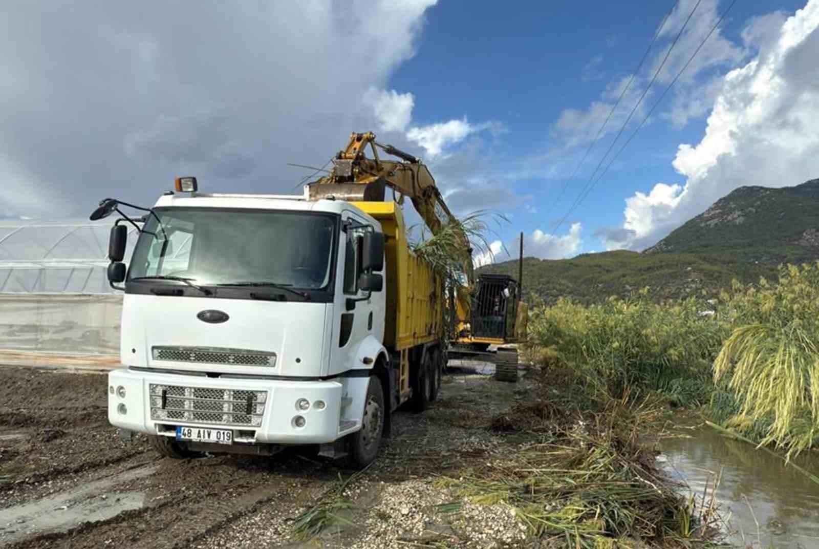 muski-fethiye-e-seydikemerde-77-km-dere-temizligi-yapti-xChuFVCS.jpg