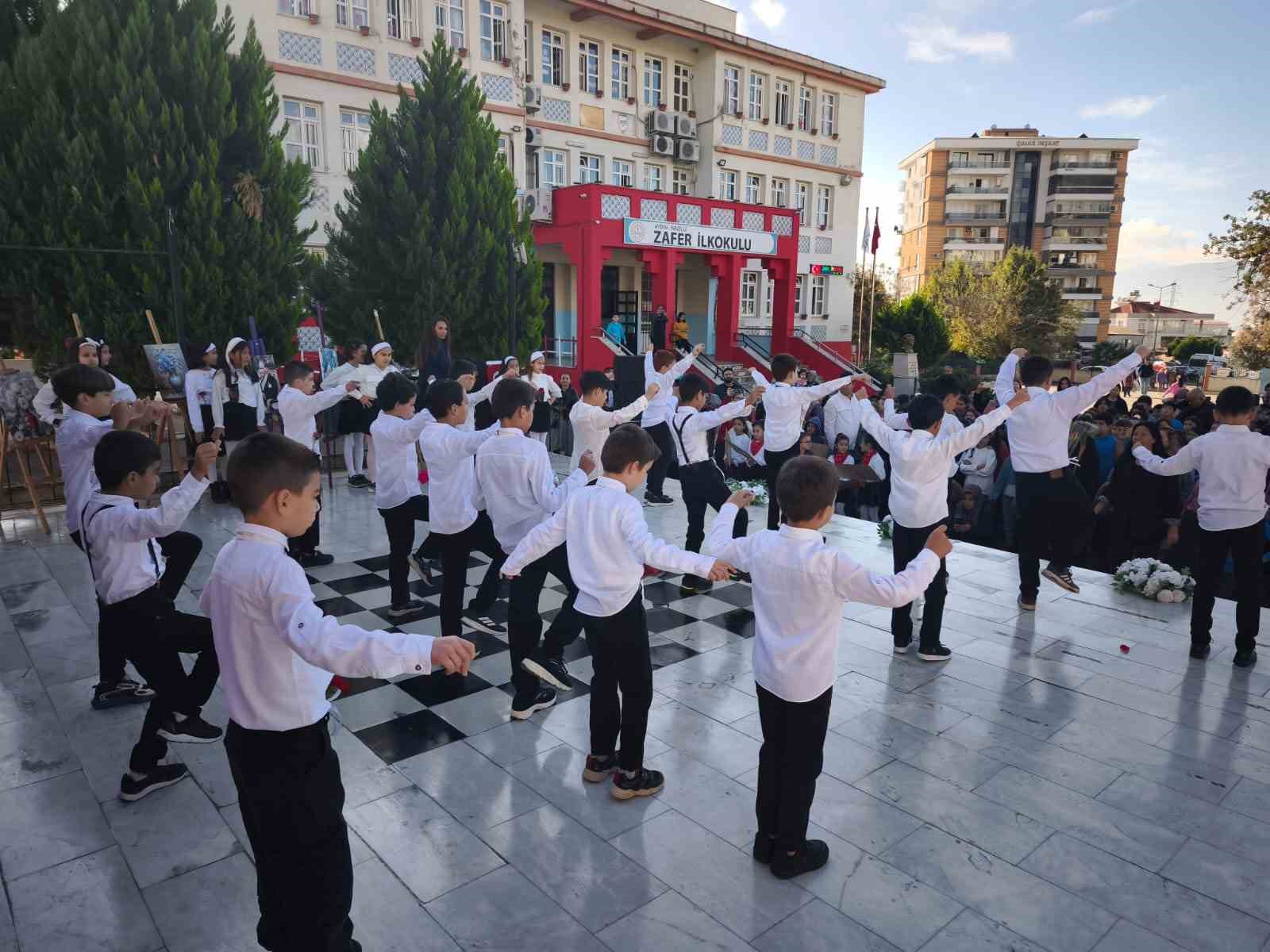 nazillide-ogretmenlerden-zeybekli-kutlama-mHCOGDVl.jpg
