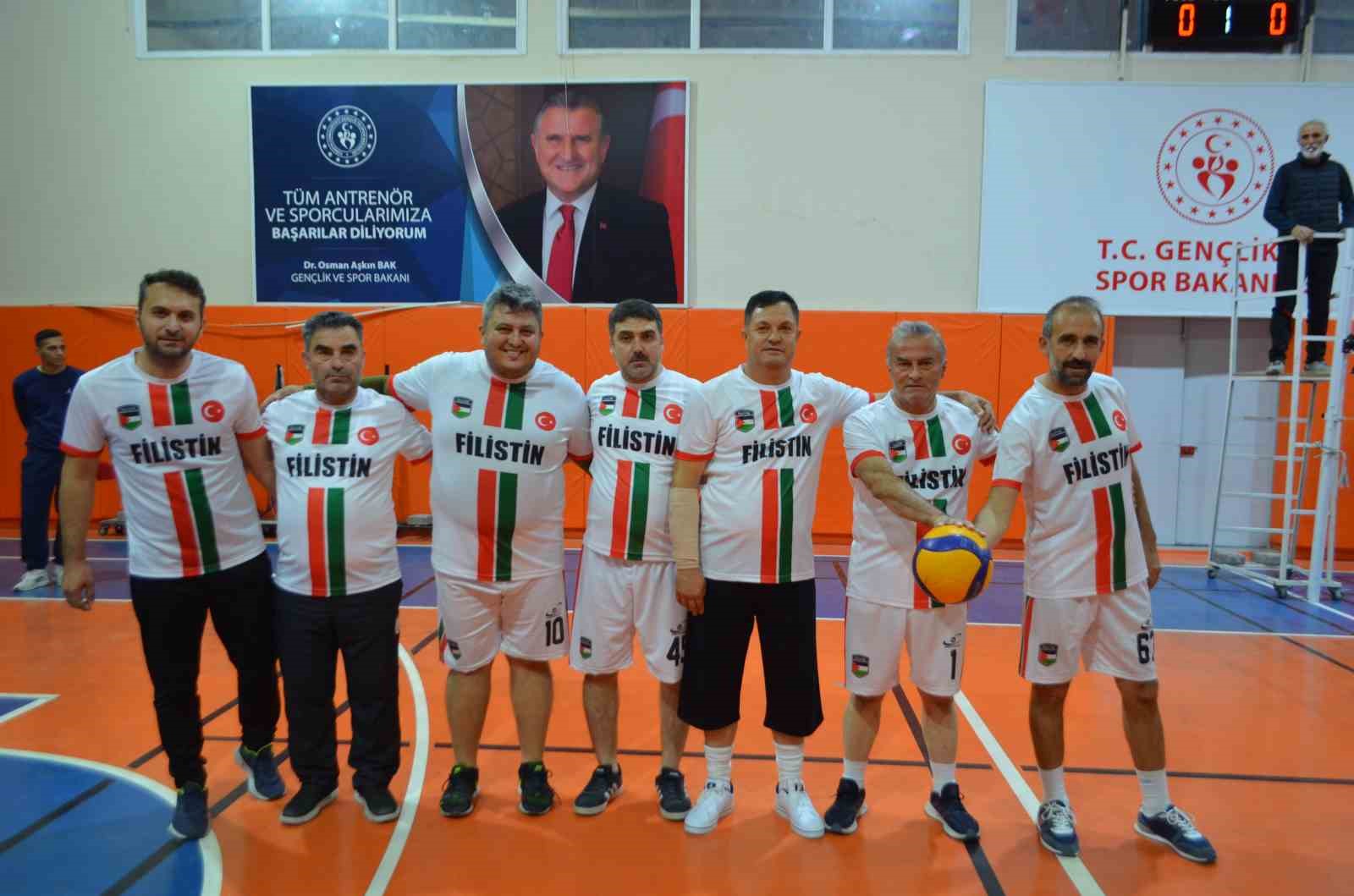 ogretmenlerin-nefes-kesen-voleybol-turnuvasi-tamamlandi-ArYPk6qy.jpg