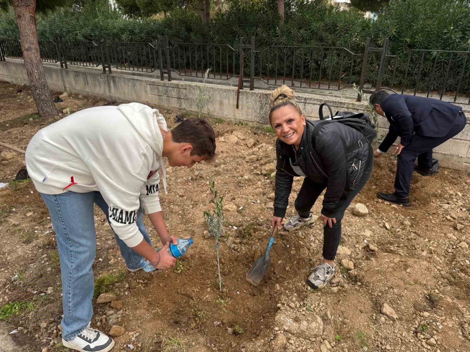 okul-bahcesine-60-zeytin-fidani-dikildi-gpKWhnmF.jpg