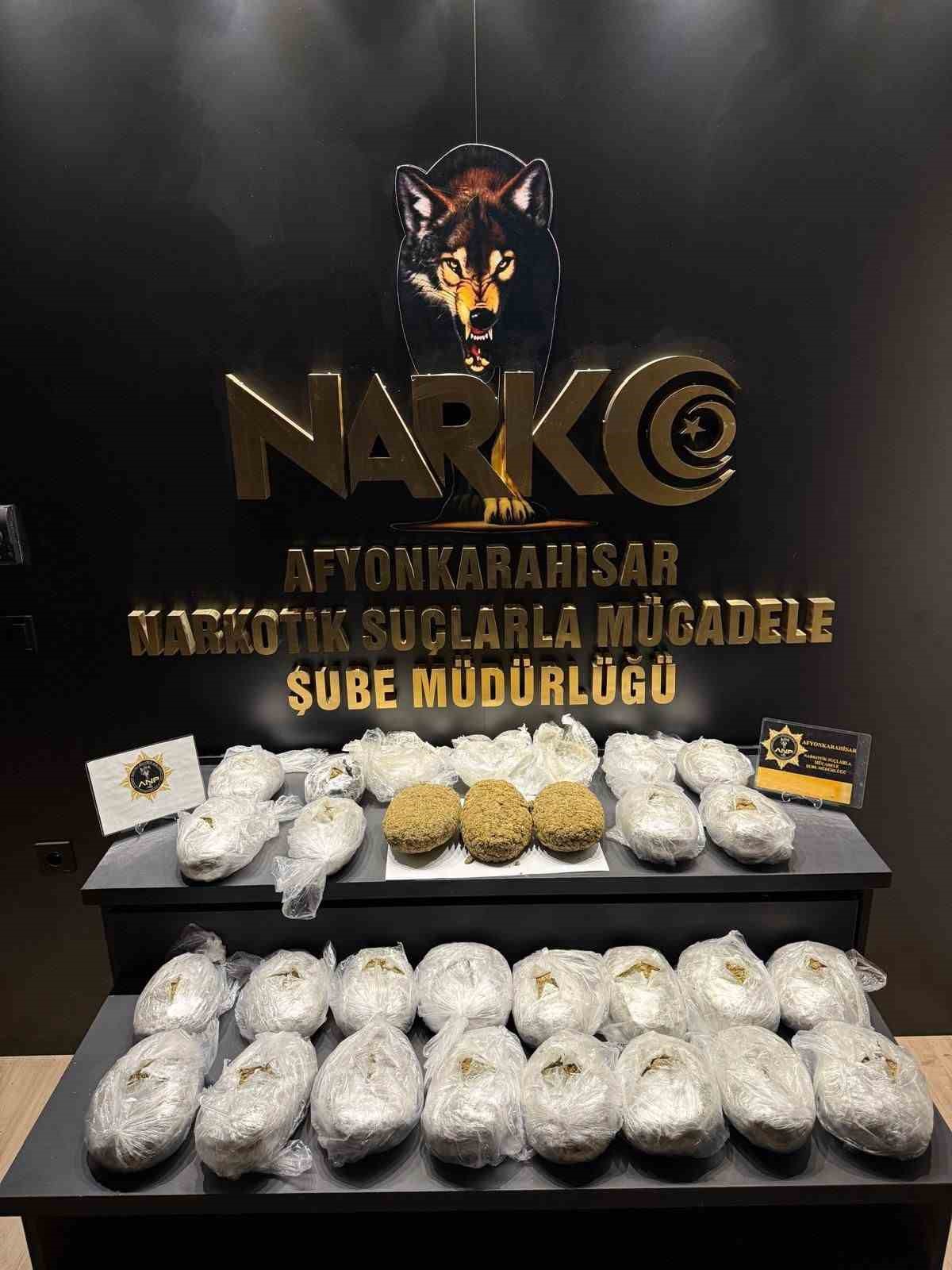 otomobilin-arka-kapisinin-dosemesinin-icerisine-zulalanmis-11-kilo-500-gram-uyusturucu-ele-gecirildi-3qLEX63m.jpg