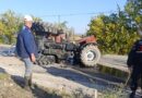 Otomobille çarpışan traktör ikiye bölündü