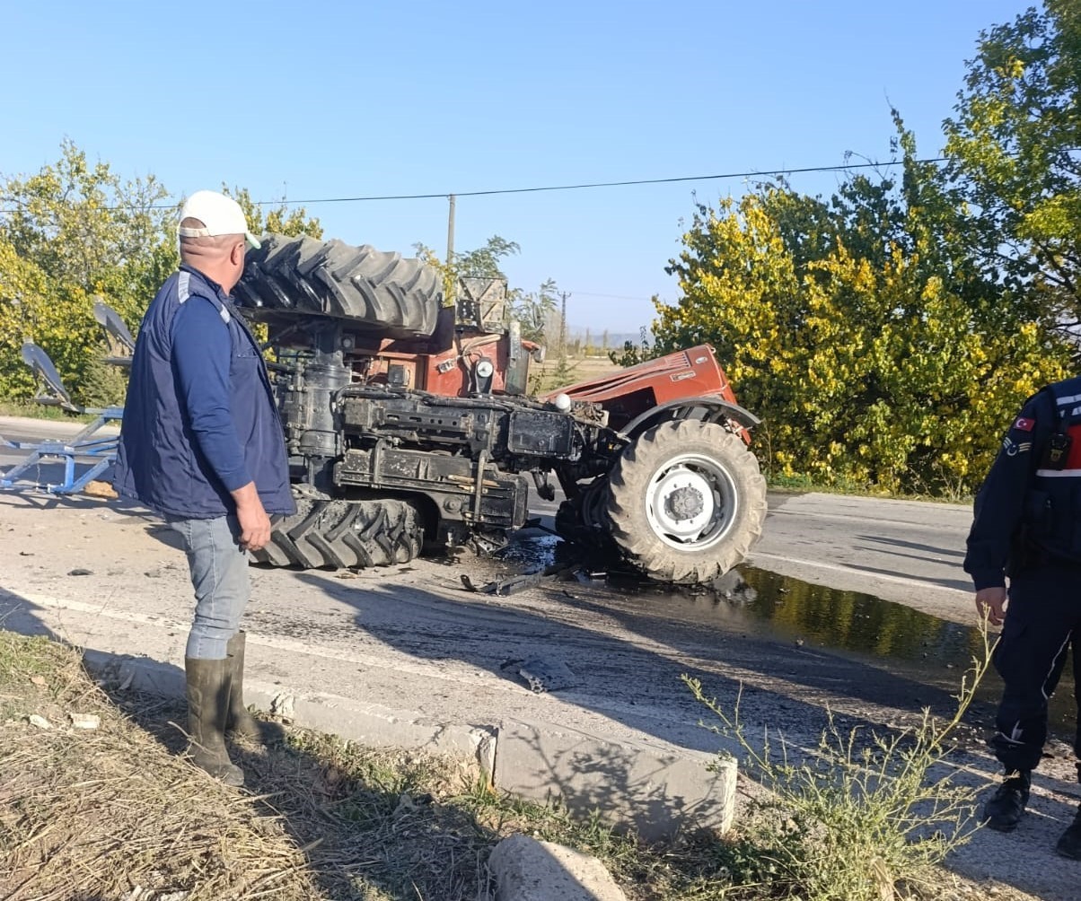 otomobille-carpisan-traktor-ikiye-bolundu-SCMkMMBR.jpg
