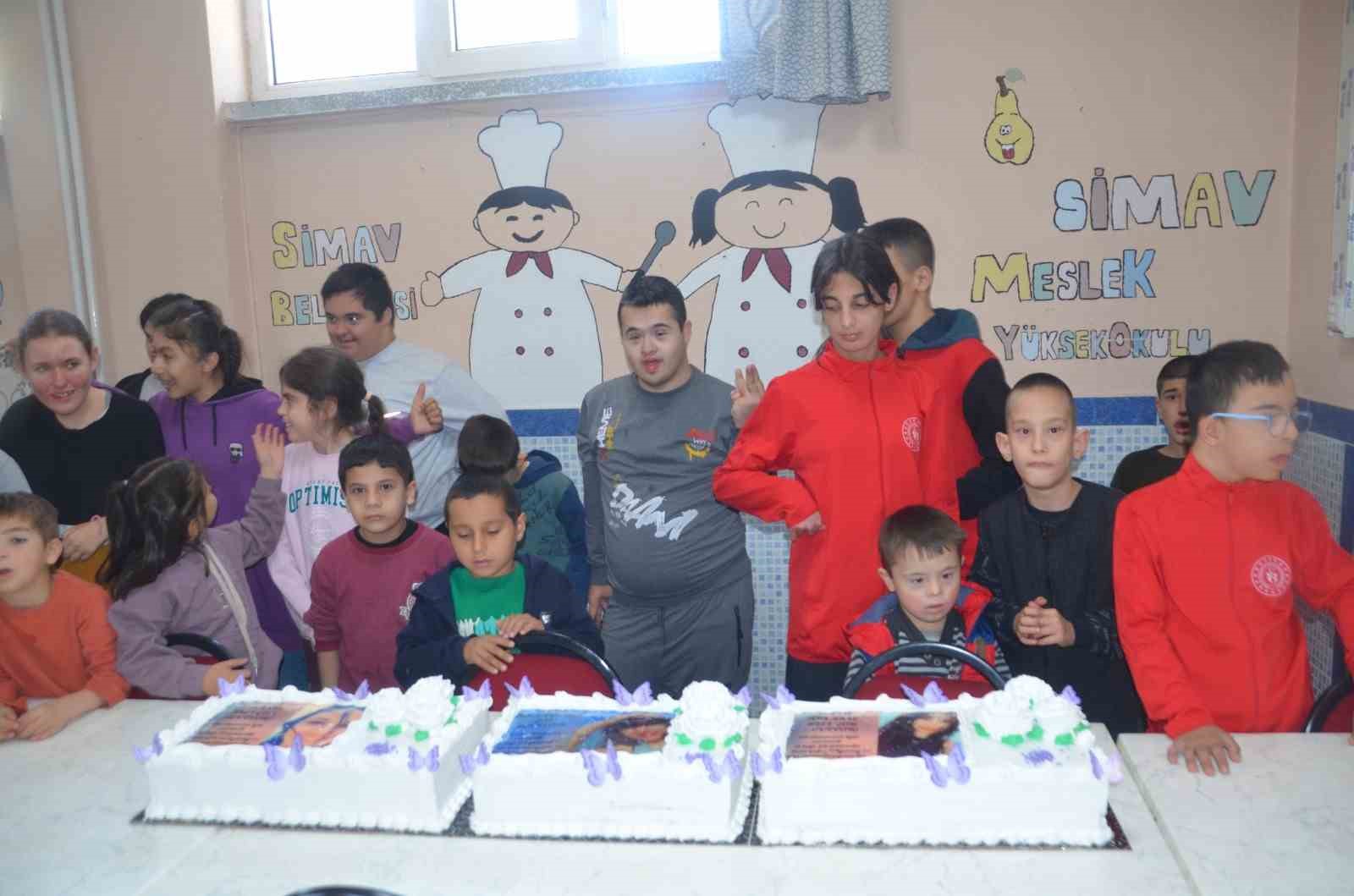 ozel-ogrenciler-yesim-akbasi-dogum-gununde-andi-Tj2jB8Fb.jpg