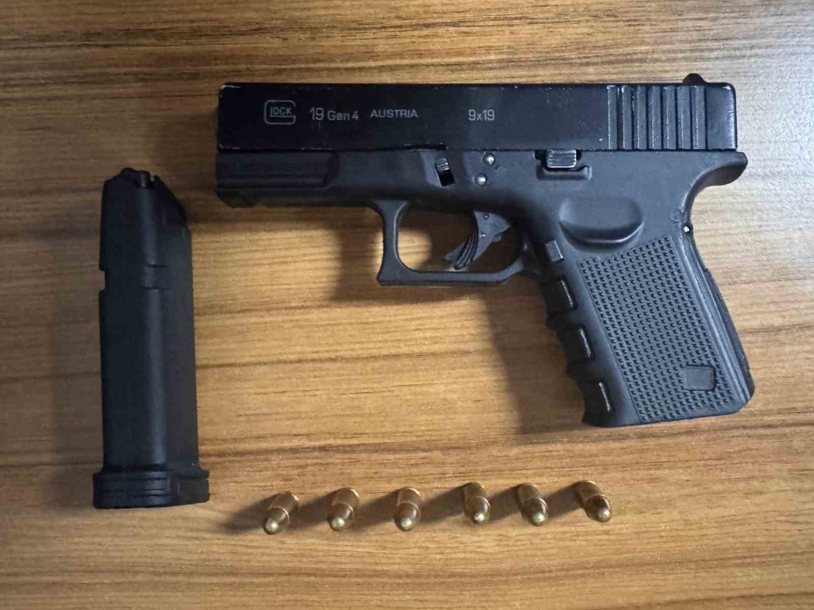 polis-suphesinde-hakli-cikti-motosikletin-selesinden-tabanca-ele-gecirdi-AuE6DaAC.jpg