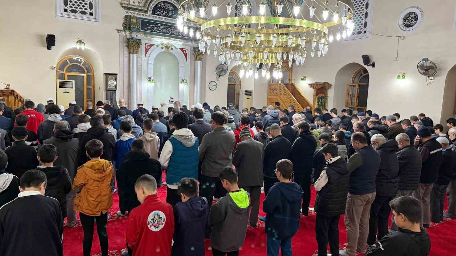 sabah-namazi-sonrasi-sahaya-ciktilar-ZcaOaRrn.jpg