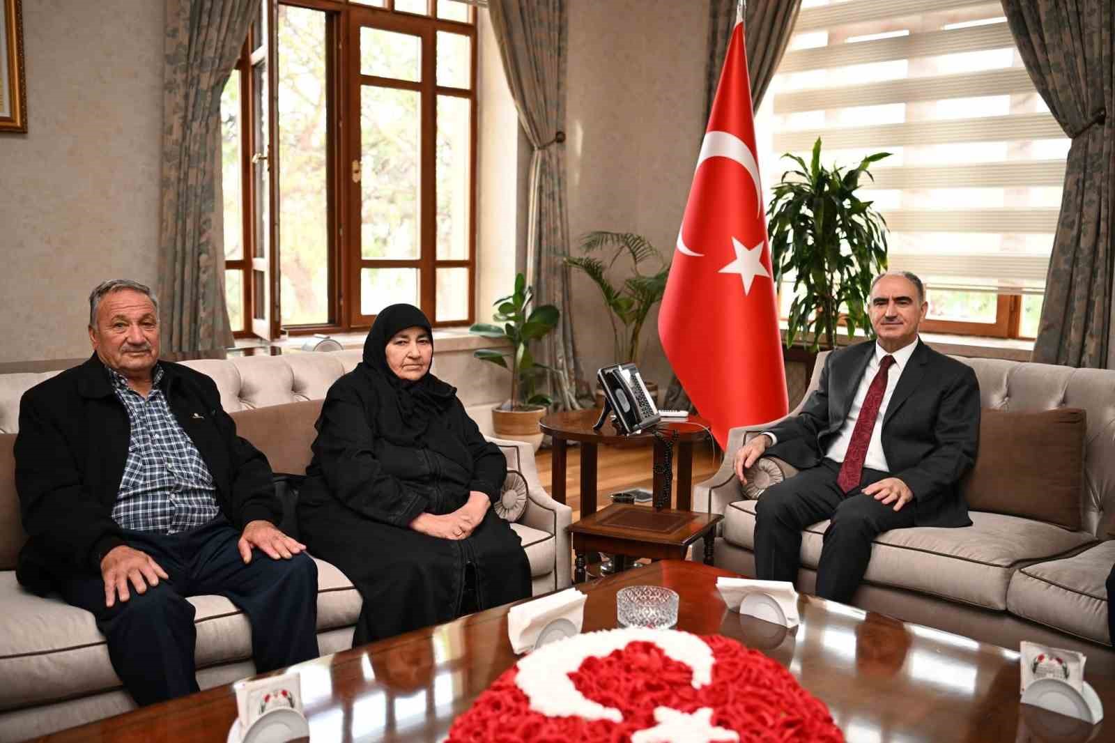 sehit-ailesinden-manisa-protokolune-duygu-dolu-ziyaret-HhNIbzVa.jpg