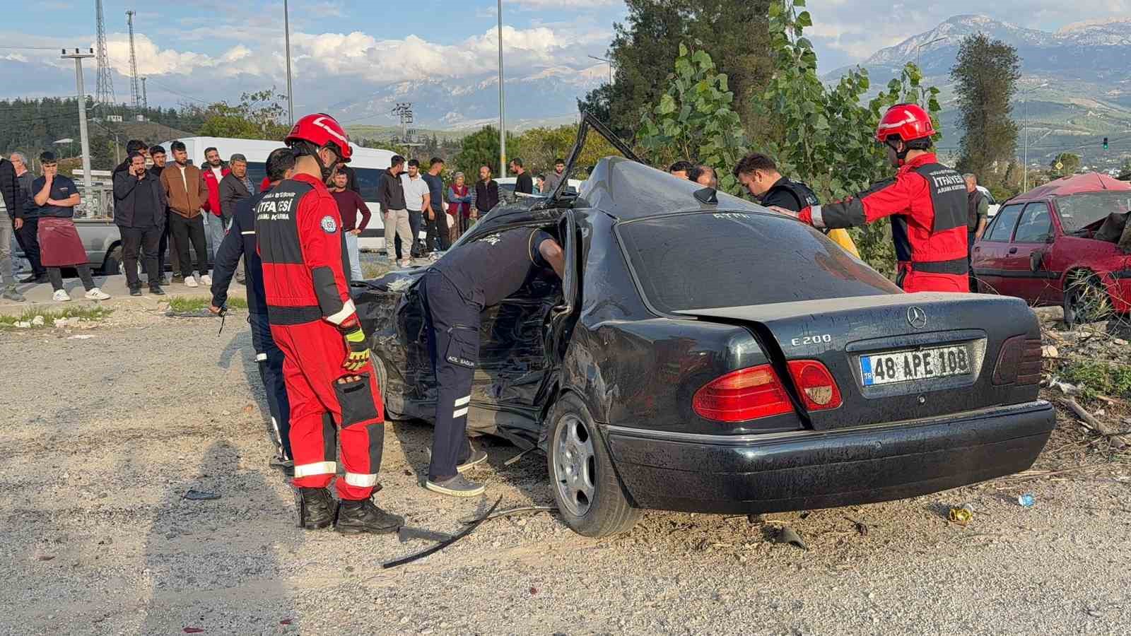 seydikemerde-kontrolden-cikan-otomobil-park-halindeki-araca-carpti-1-olu-Sr7LUYXk.jpg