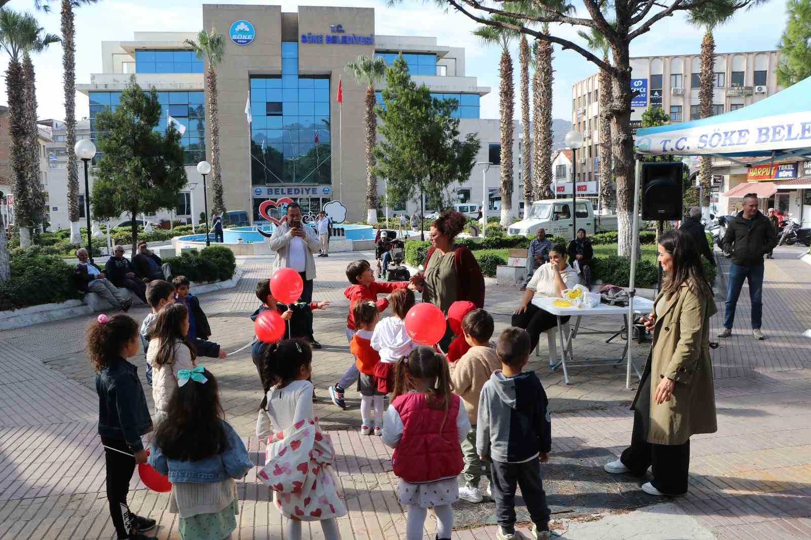 sokede-belediye-meydani-renkli-goruntulere-sahne-oldu-bLlOjcIK.jpg