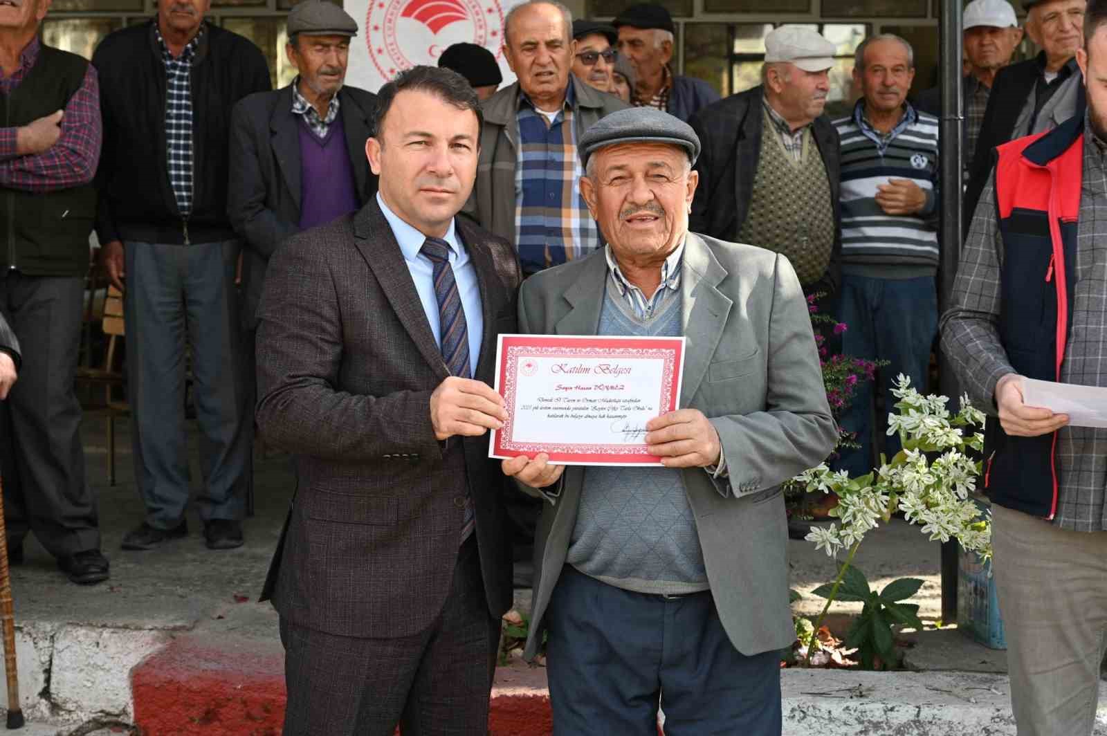 tavasta-zeytin-seferberligi-kapsaminda-acilan-tarla-okulu-ilk-mezunlarini-verdi-VUb17IjX.jpg