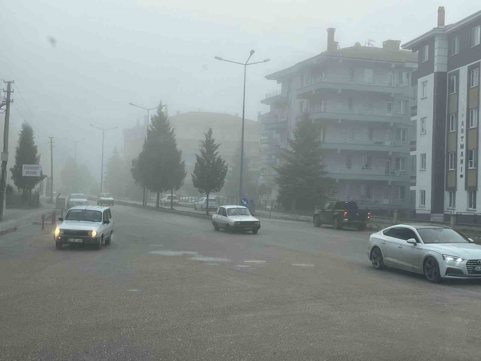 tavsanli-sehir-icerisinde-sabah-saatlerinde-gorus-mesafesi-50-metreye-dustu-pUHvqLWI.jpg