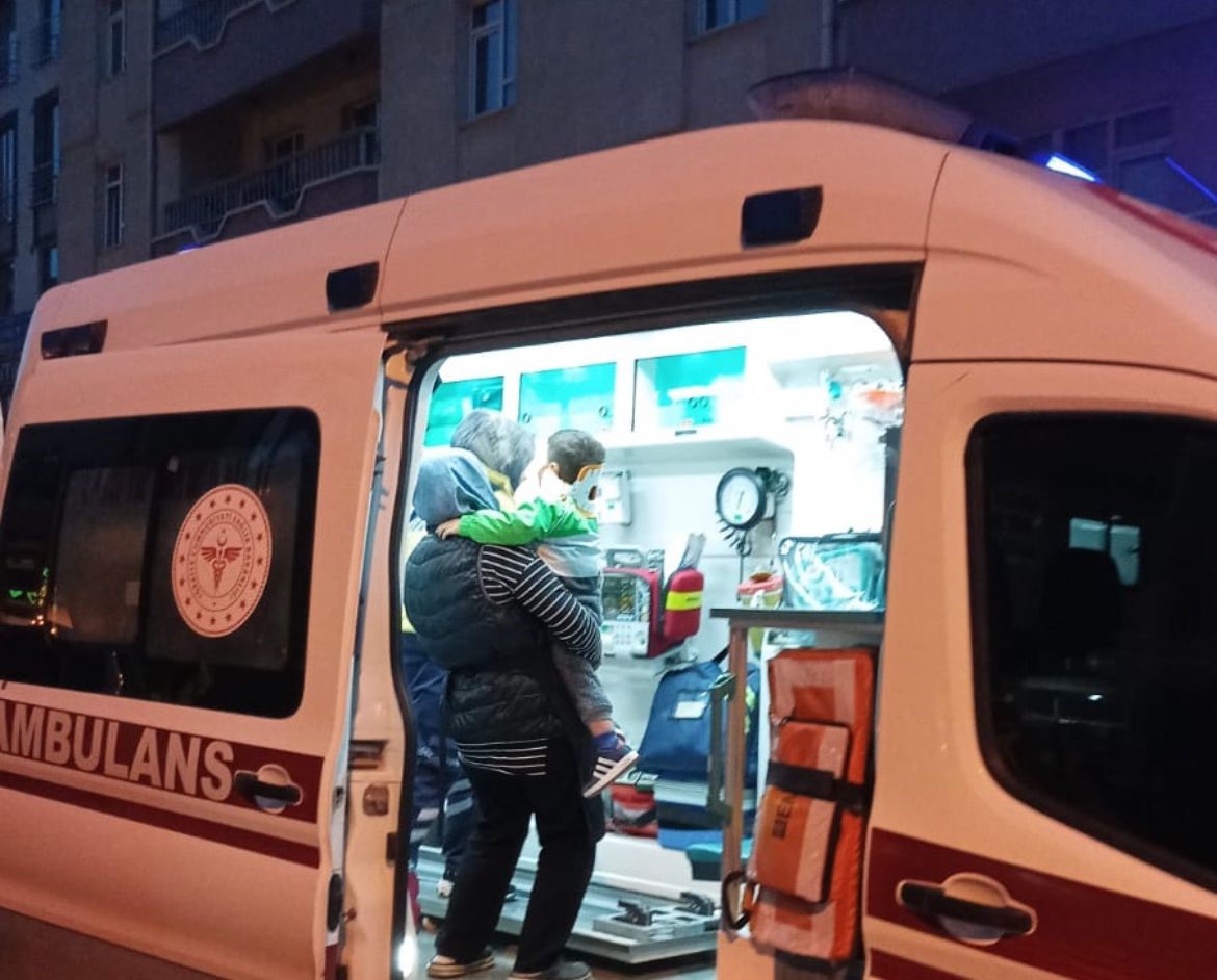 tavsanlida-motosiklet-yayaya-carpti-anne-ve-bebegi-yaralandi-LkUnCQ3x.jpg