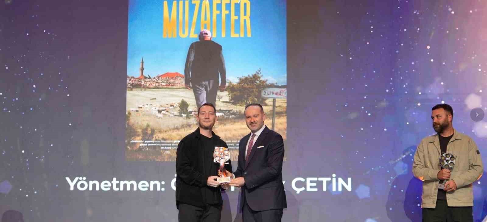 tavsanlili-yonetmen-omer-faruk-cetin-muzaffer-adli-film-ile-en-iyi-belgesel-film-odulu-NryEfymk.jpg