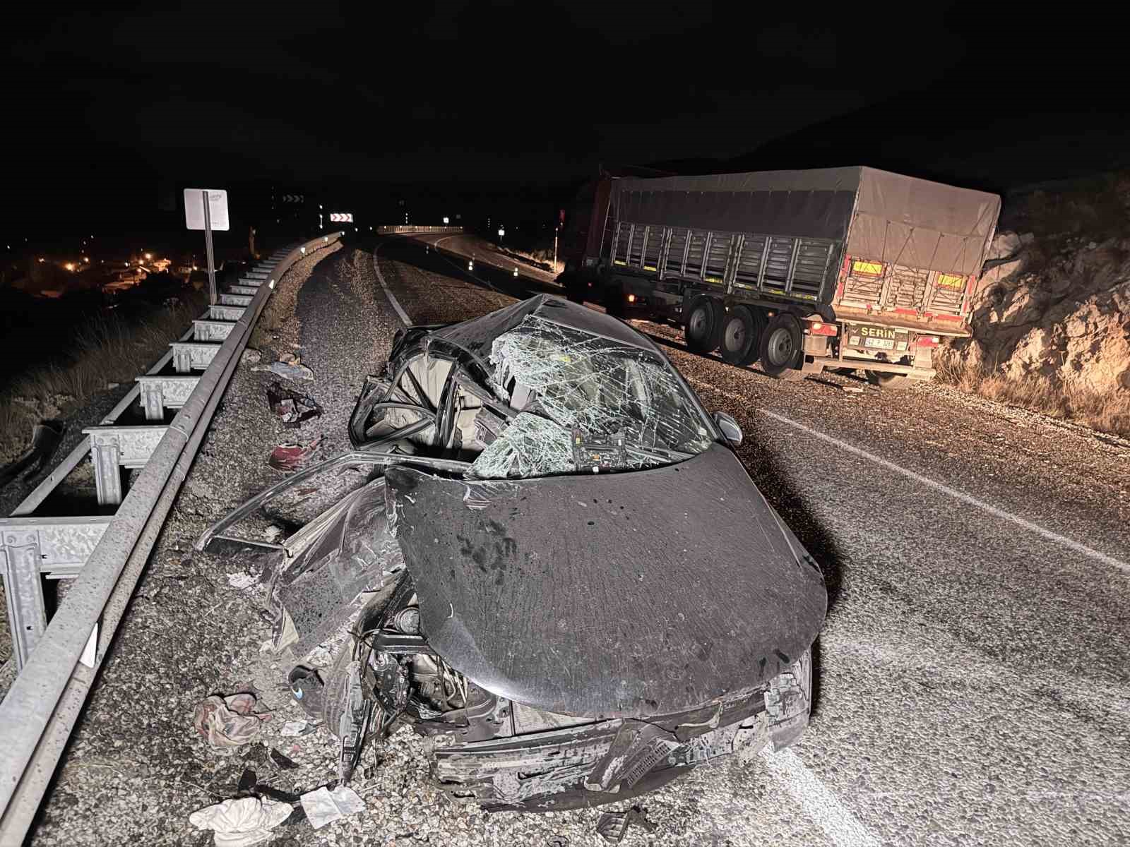 tira-carpan-otomobilde-4-kisi-yaralandi-263ClgPK.jpg
