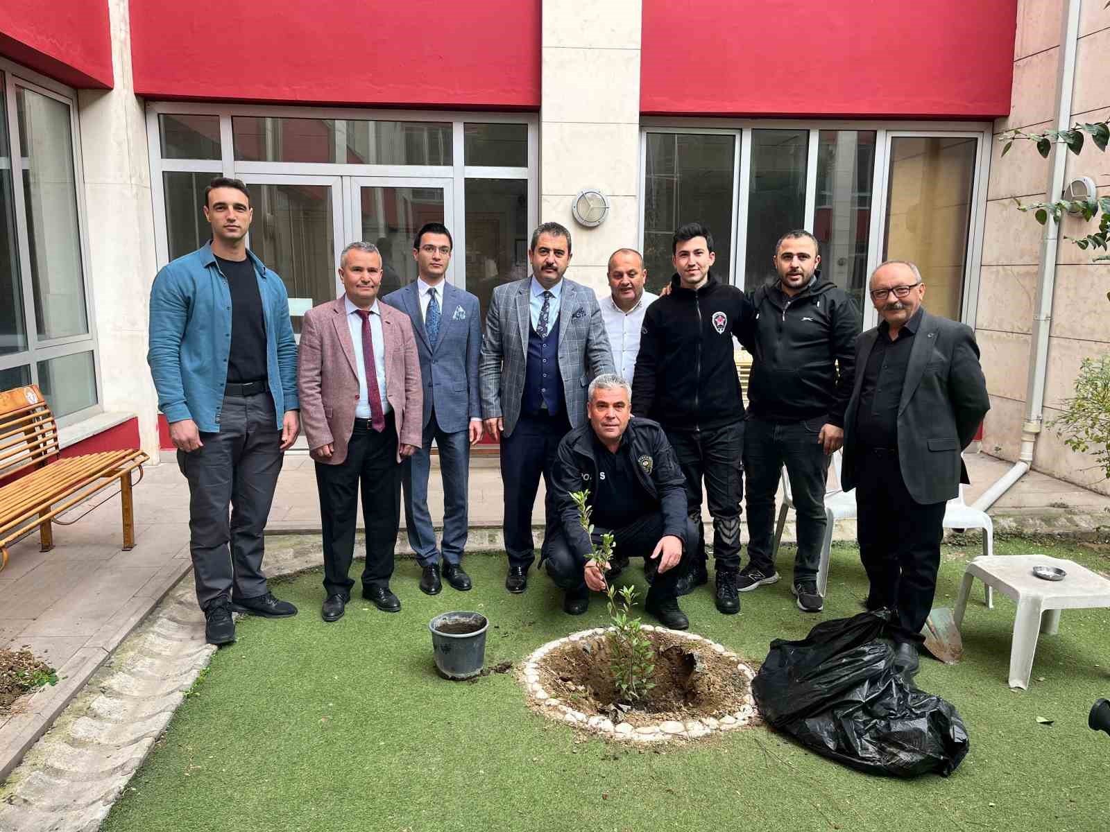 turgutlu-adliyesinde-agaclandirma-calismasi-6VX9ilS9.jpg