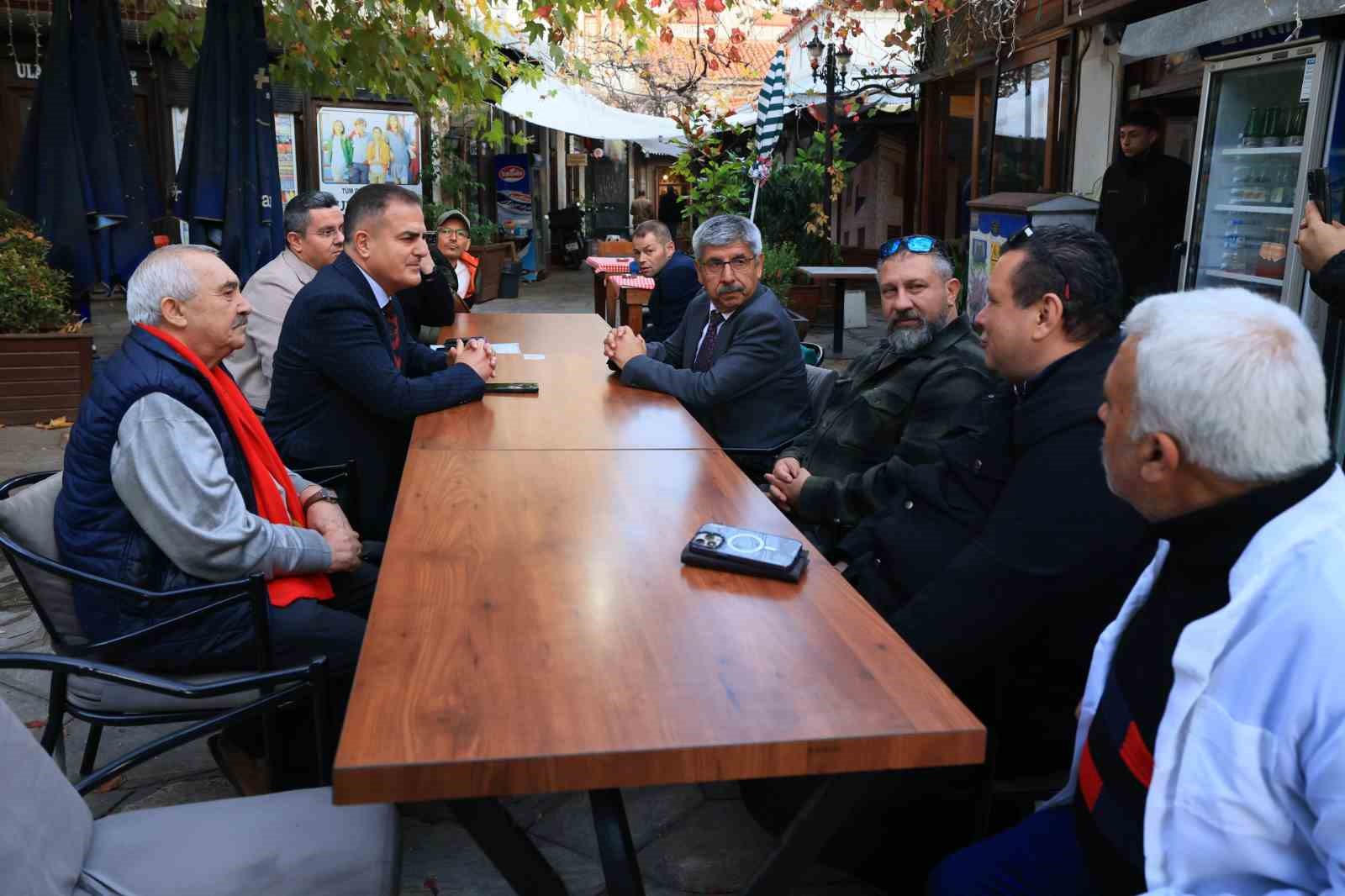 vali-akbiyik-ve-rektor-kacar-tarihi-arasta-esnafini-ziyaret-etti-AiL3f6kB.jpg