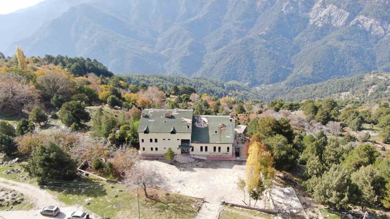 viraneye-donen-pasa-yaylasi-oteli-ayaga-kalkacagi-gunu-bekliyor-JMduF5Sf.jpg