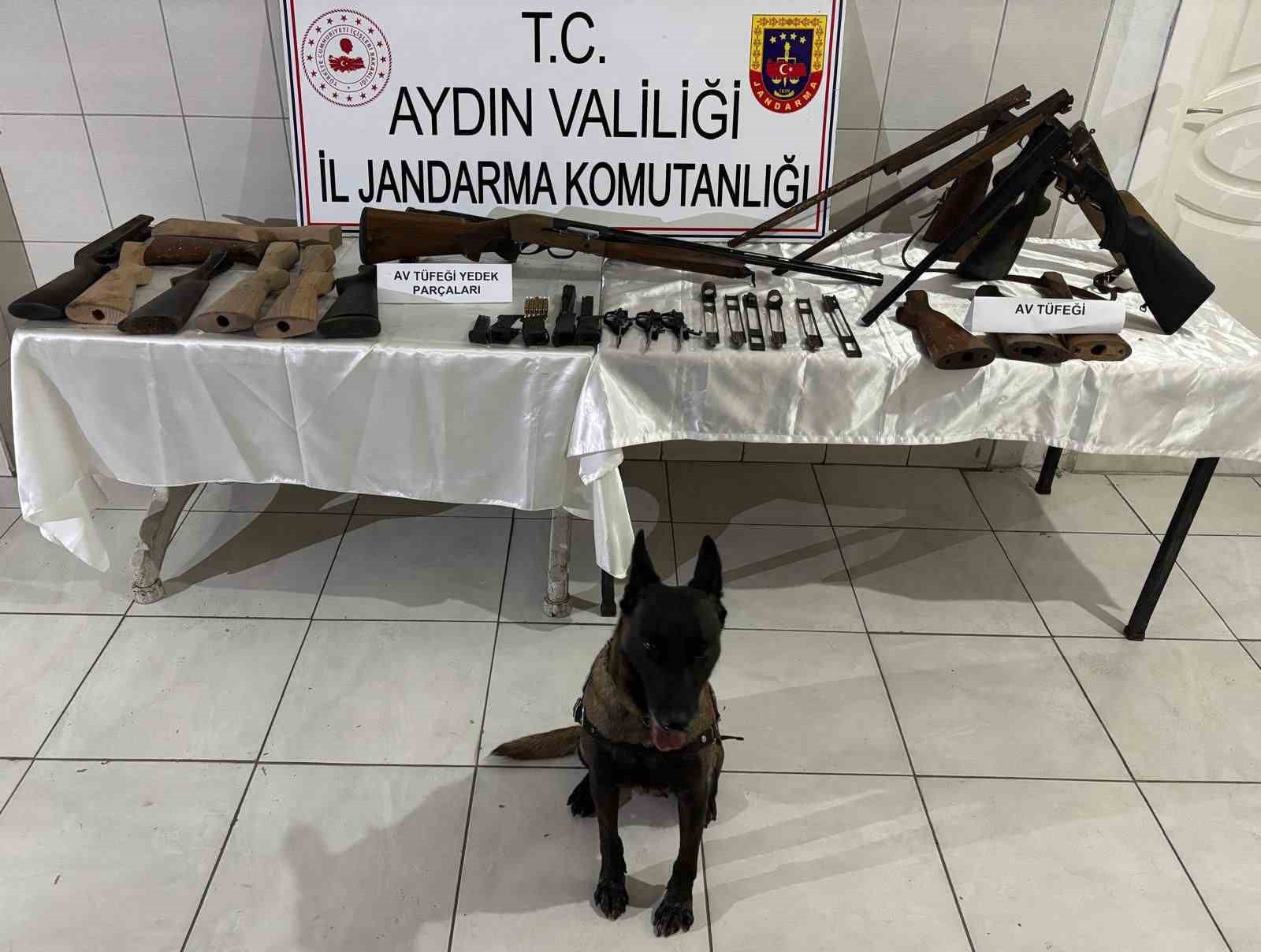yaptigi-silahlara-musteri-ararken-yakalandi-ZUBhOlR7.jpg