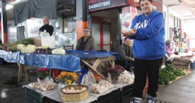 Acısını çalışarak hafifletiyor