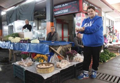 Acısını çalışarak hafifletiyor