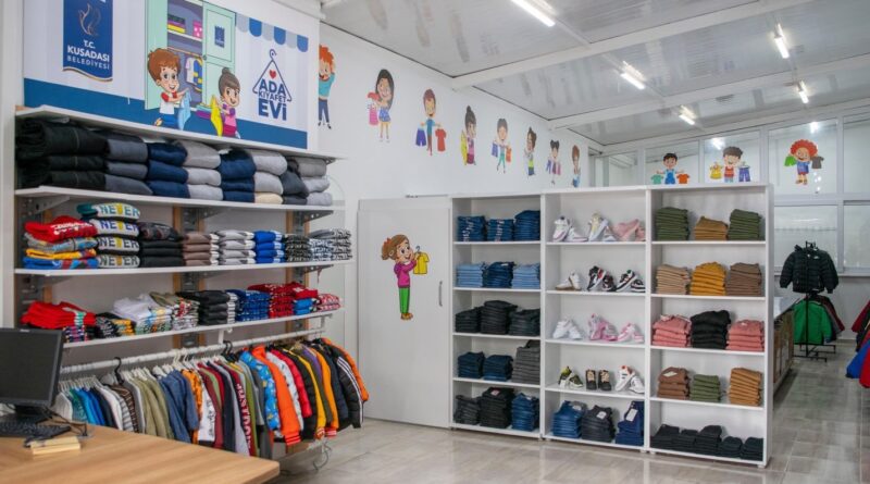 Ada Kıyafet Evi Kuşadası’nda dayanışmanın örneği oluyor Ada Kıyafet Evi Kuşadası’nda dayanışmanın örneği oluyor