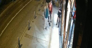 Alkollü travesti, başıyla vurduğu iş yeri vitrin camını kırdı