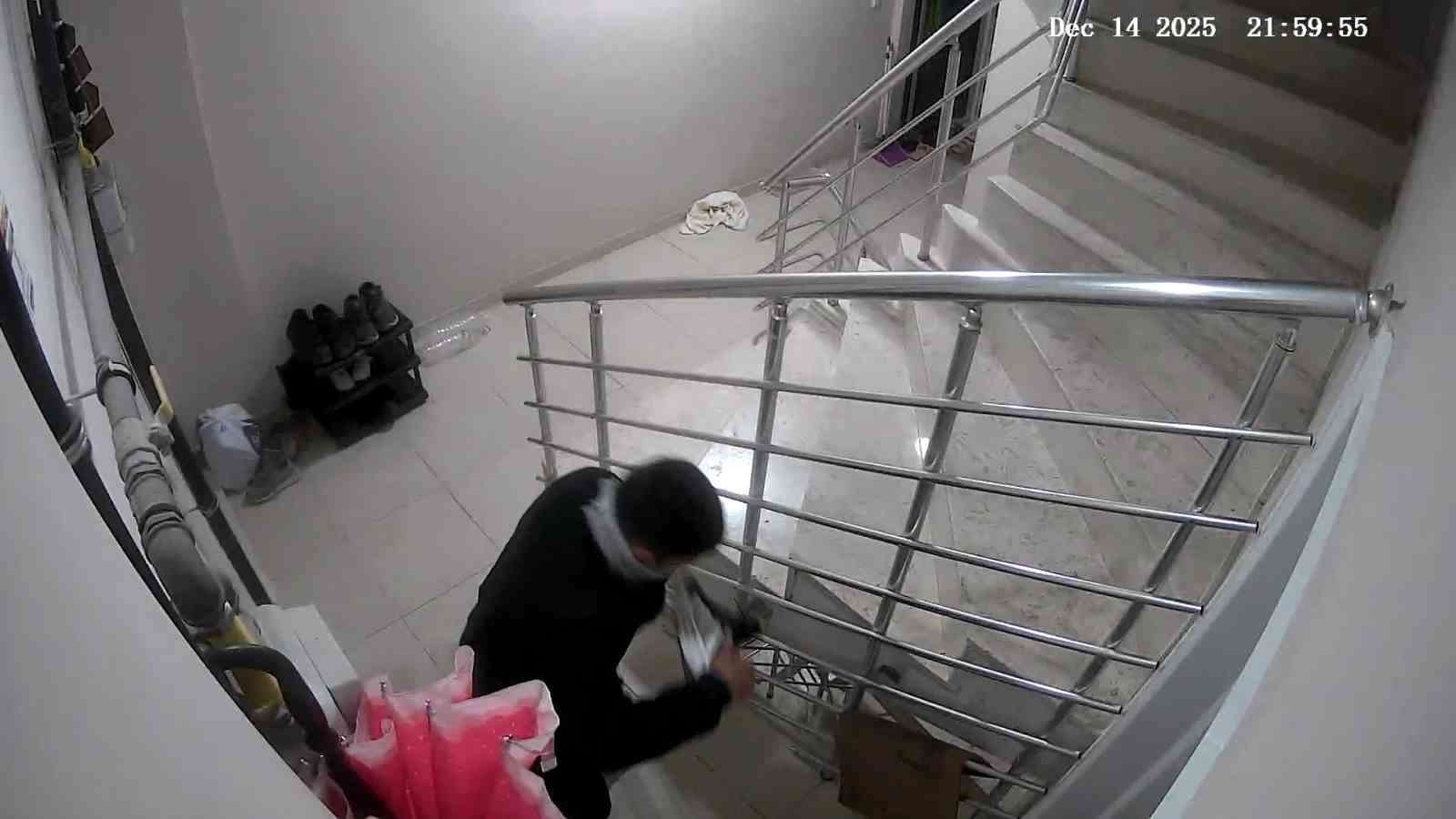 apartmandan-ayakkabi-hirsizligi-kameraya-yansidi-aSt3DBml.jpg
