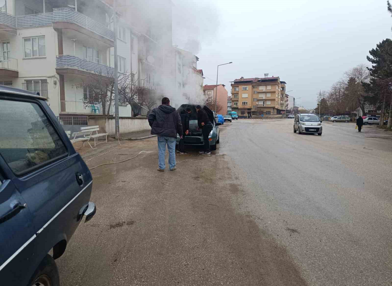 arac-yanginini-vatandaslar-sondurdu-kc41hQfS.jpg