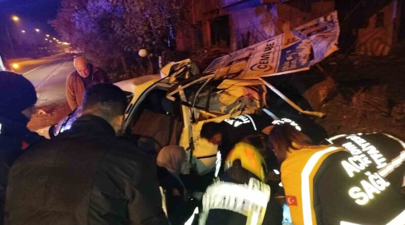 Araçta sıkışan sürücüyü itfaiye ekipleri kurtardı