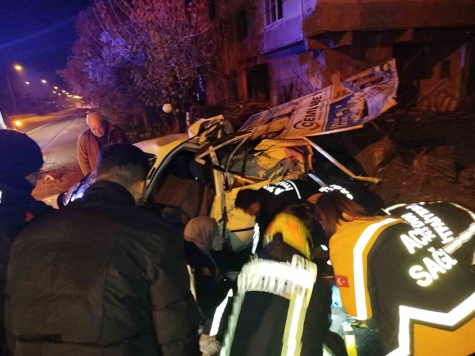 aracta-sikisan-surucuyu-itfaiye-ekipleri-kurtardi-6NWszlaH.jpg