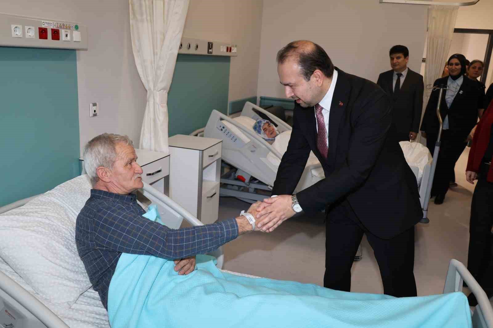 aydin-il-saglik-muduru-senkul-hastanenin-ilk-yatan-hastalari-ile-bir-araya-geldi-mdjrLIRD.jpg