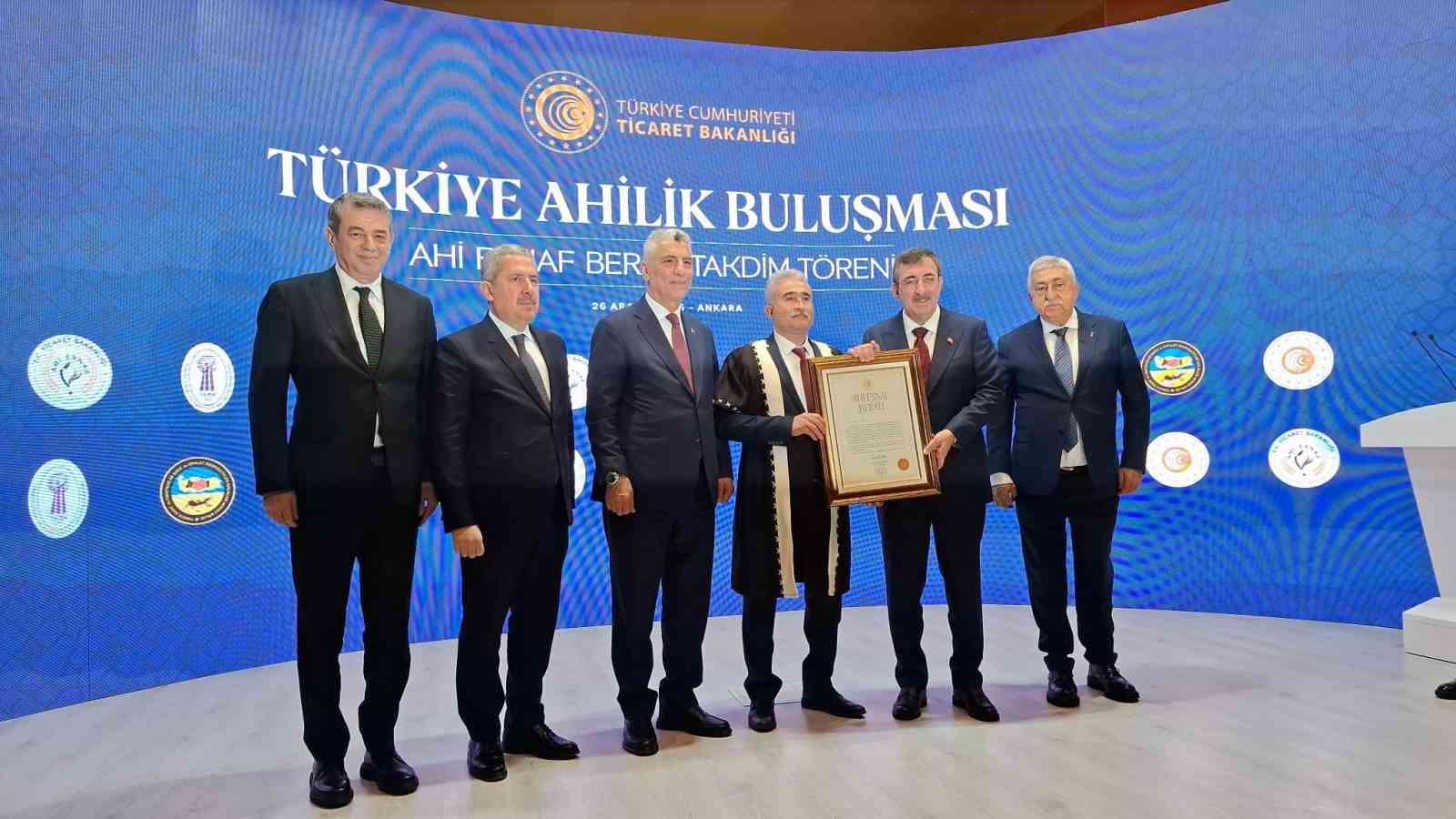 aydinin-ahisi-gultere-ahi-esnaf-berati-verildi-2VkWr51r.jpg
