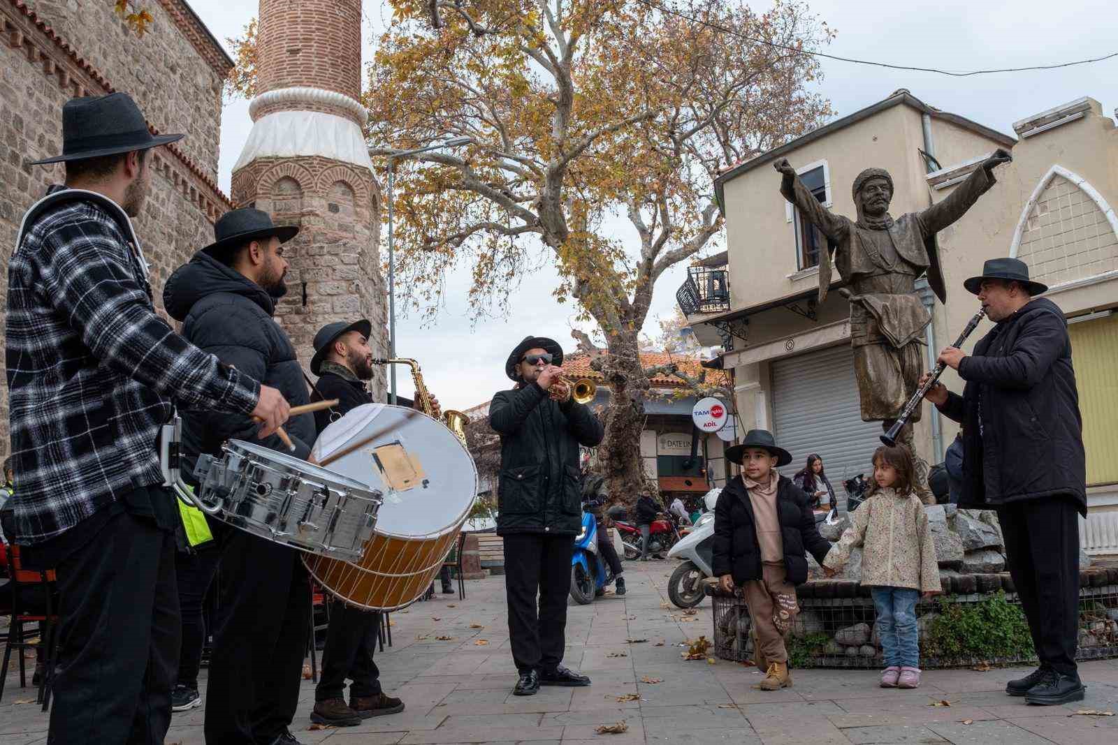 bergamali-kadinlardan-tarihi-arastada-panayir-pODCAilI.jpg