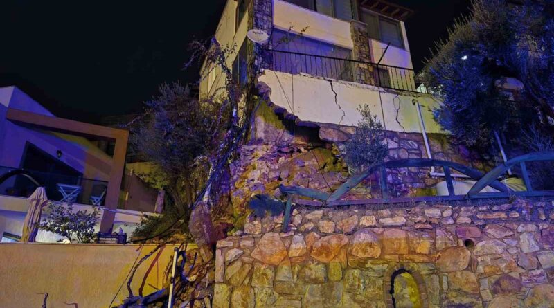 Bodrum’da sağanak yağış: Yollar kapandı, ev ve iş yerlerini su bastı