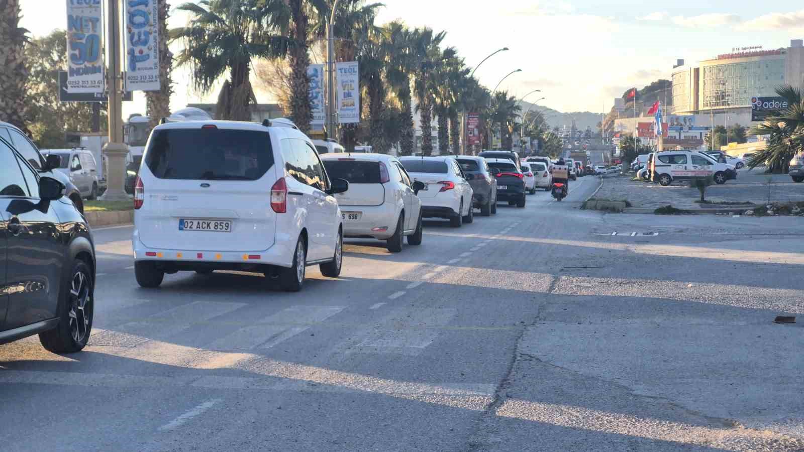 bodrumda-yeni-yil-trafigi-uzun-arac-kuyruklari-olustu-E2vptlZ3.jpg
