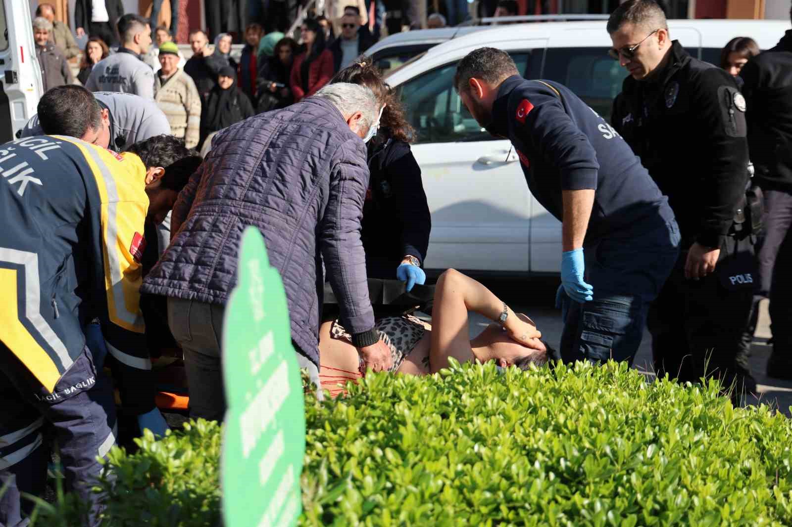 bosanma-durusmasindan-cikti-esini-sirtindan-bicakladi-jtYfWuIr.jpg