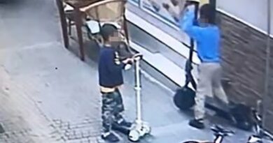 Boyundan büyük scooter’ı çaldılar Boyundan büyük scooter’ı çaldılar