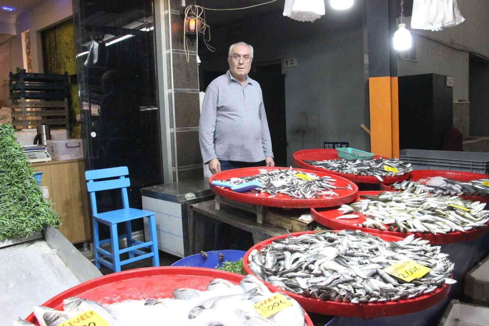 bozdoganda-balik-tezgahlarinin-en-cok-tercih-edilen-cesidi-hamsi-oldu-2vkC7bMD.jpg