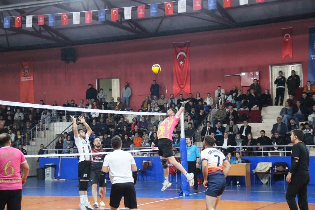 calda-duzenlenen-voleybol-turnuvasinda-final-maclari-heyecani-zirveye-tasidi-ZdNYjemB.jpg