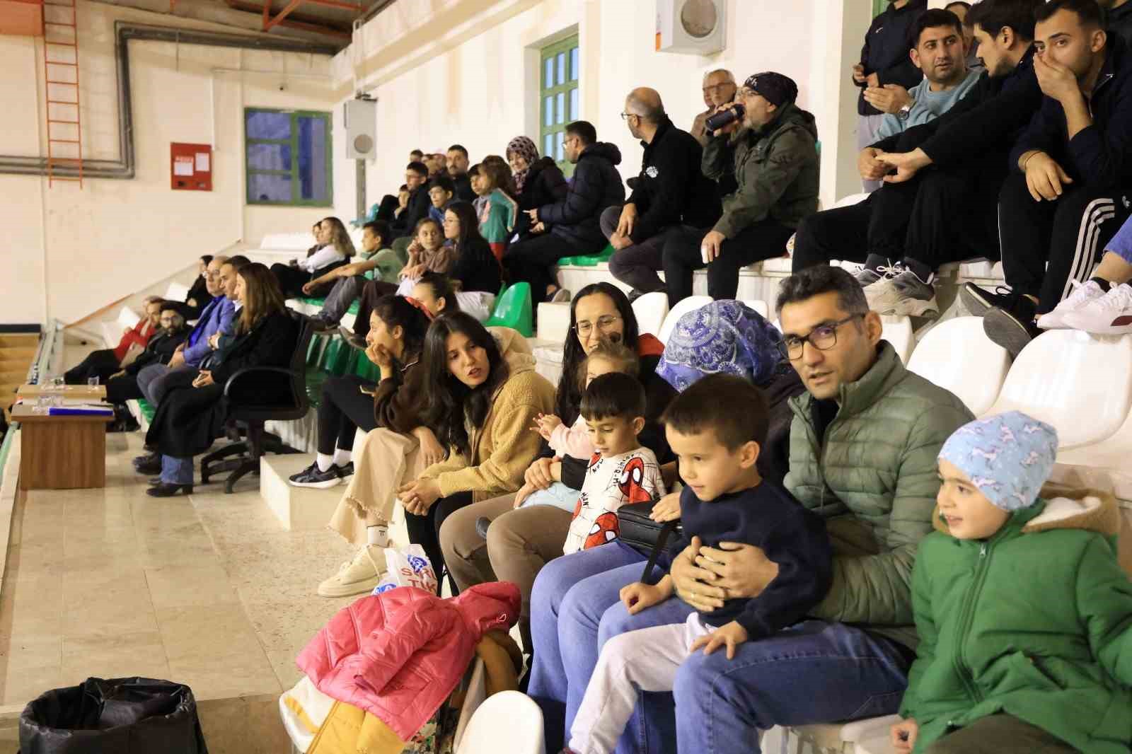 cameli-kurumlar-mahaller-voleybol-turnuvasi-buyuk-heyecanla-devam-ediyor-Q5FfGezZ.jpg