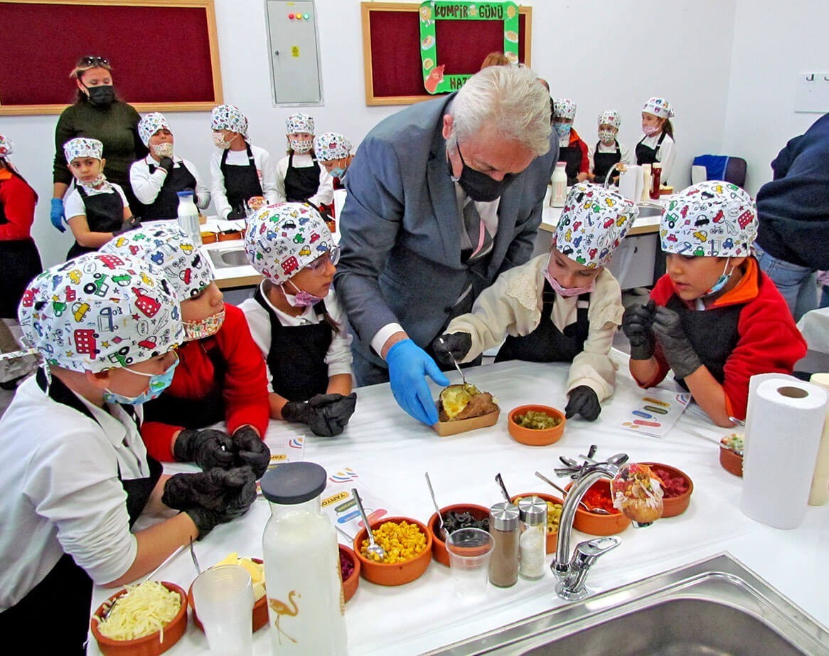 cesmede-ogrenciler-velileri-ile-kumpir-etkinliginde-bulustu-Skqxu9jI.jpg