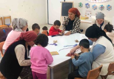 Çocuklar anneleriyle birlikte geleneksel kilim dokumayı öğrendi