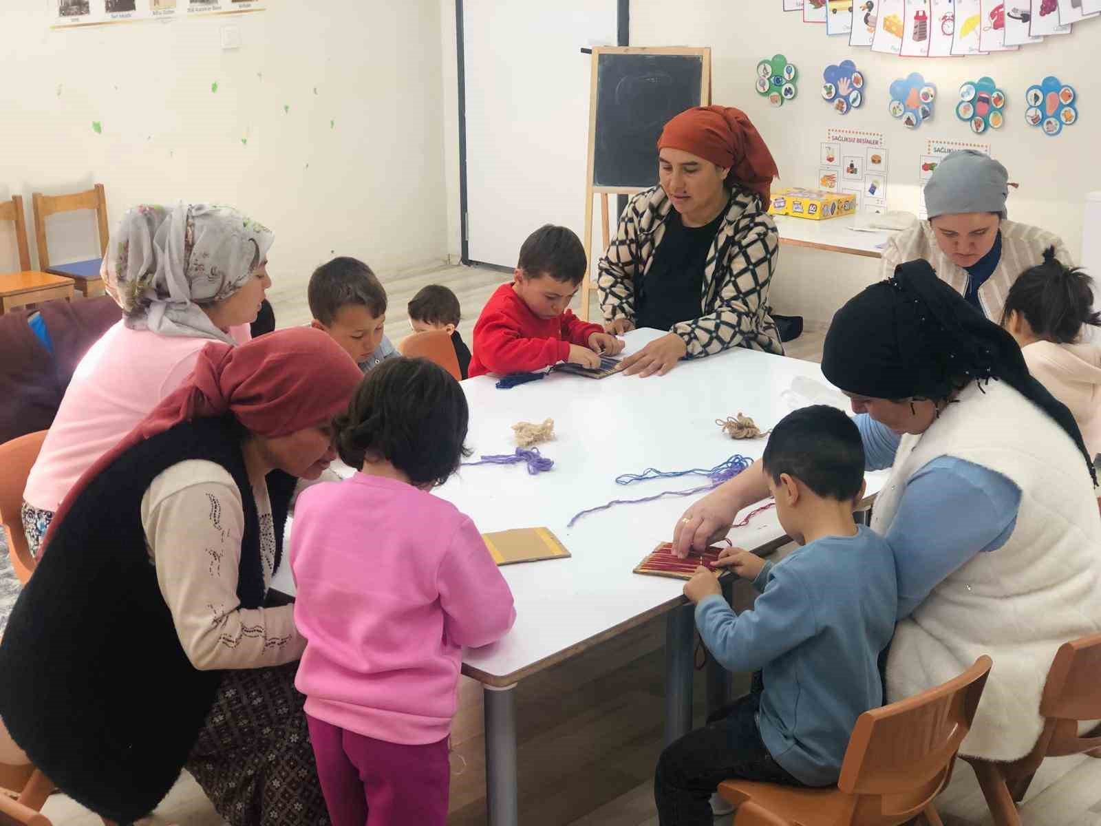 cocuklar-anneleriyle-birlikte-geleneksel-kilim-dokumayi-ogrendi-9GdXi6E2.jpg