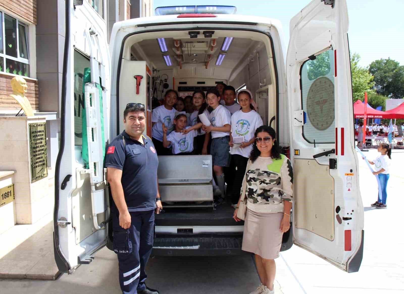 denizlide-gelen-475-bin-cagrida-104-bin-hastaya-ambulans-hizmeti-verildi-3jw8Qg9W.jpg