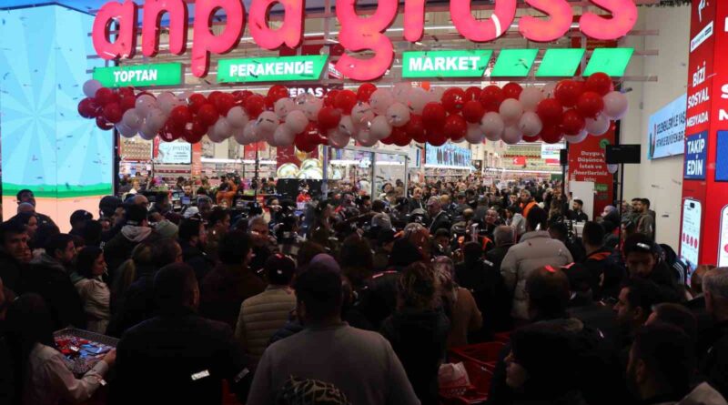 Denizli’de zincir marketin indirimli açılışı geceden sabaha kuyruk oluşturdu Denizli’de zincir marketin indirimli açılışı geceden sabaha kuyruk oluşturdu