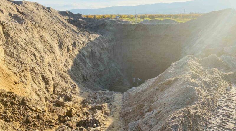 Devasa çukur kazıp tarihi eser aradılar