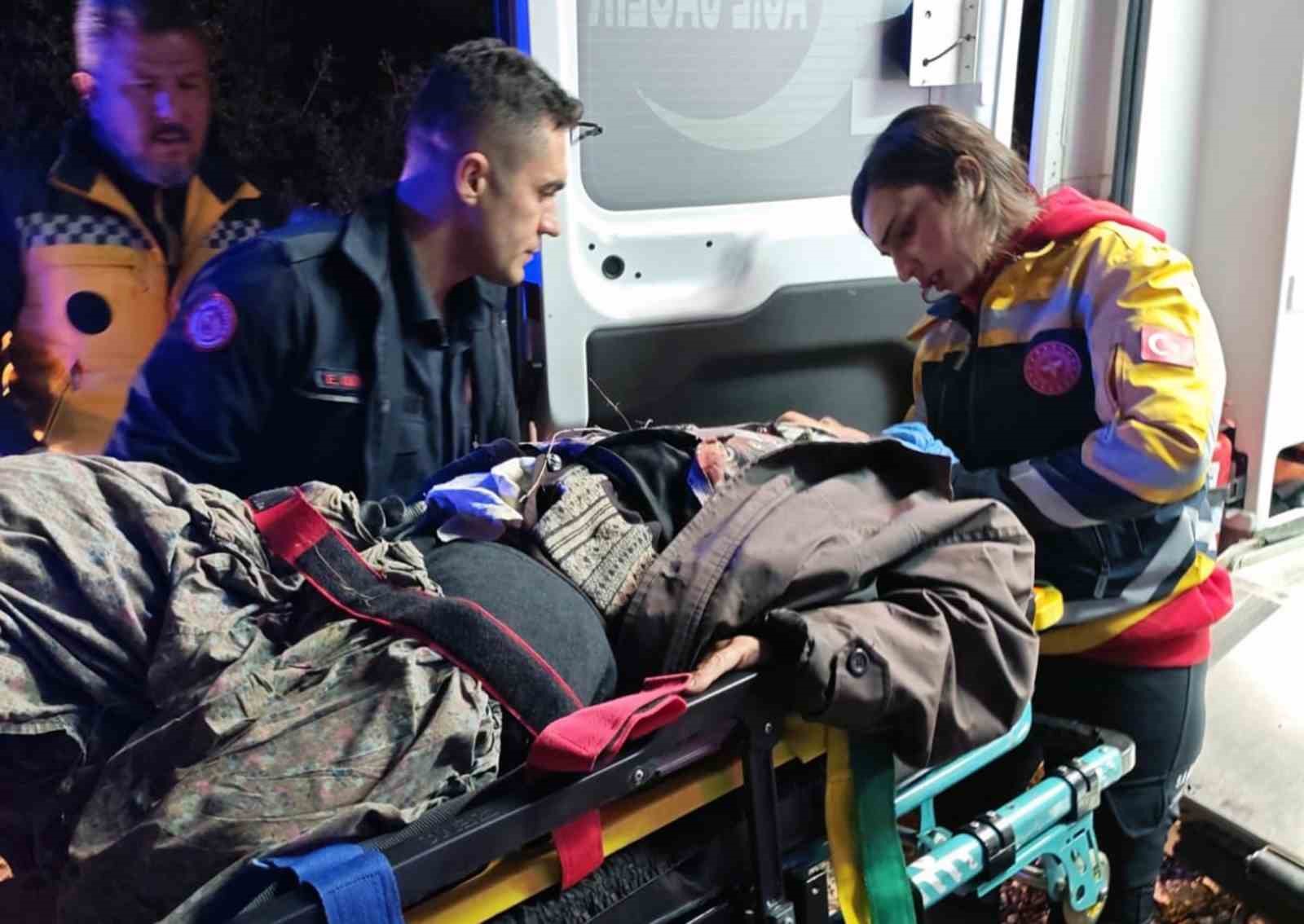 devrilen-traktorun-altinda-kalan-kadin-yaralandi-A2fvD2EQ.jpg